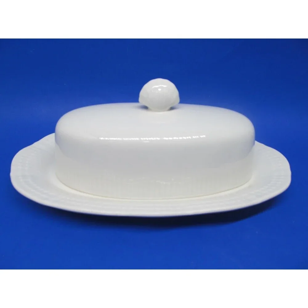 Mikasa Allura White 1/4 Pound Covered Butter Dish In Very Good Condition